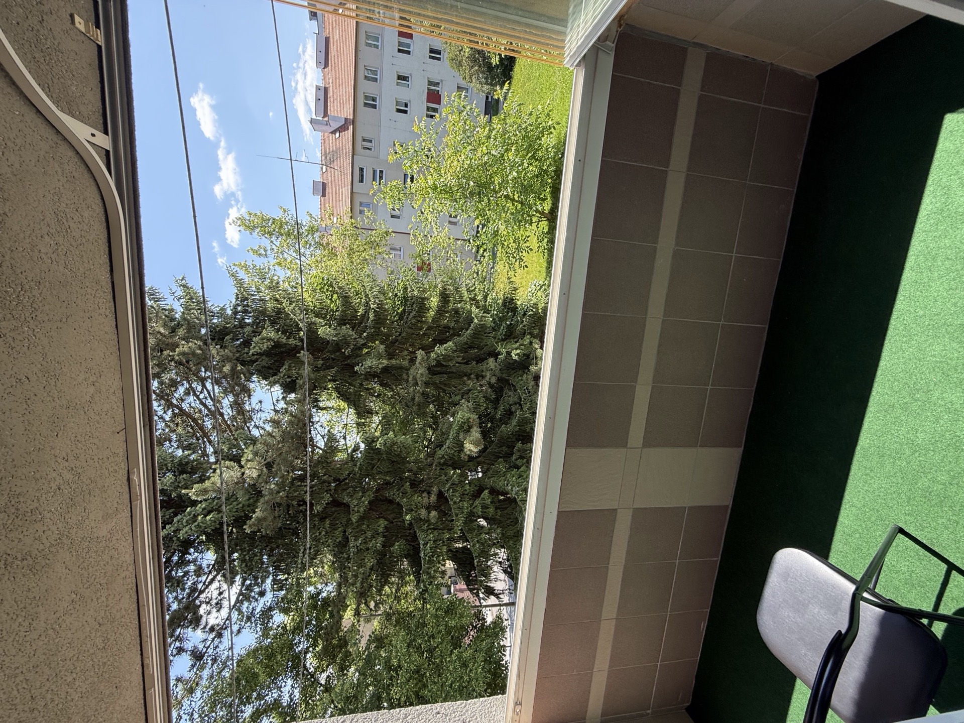 Balkón apartmánu s výhledem do zeleně